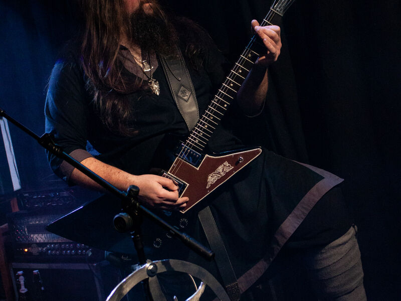 Blakylle Gitarrist Sandro live in der Kulturscheune Baiersdorf Sandro, Gitarrist der Pagan Black Metal Band Blakylle. Live in der Kulturscheune Baiersdorf