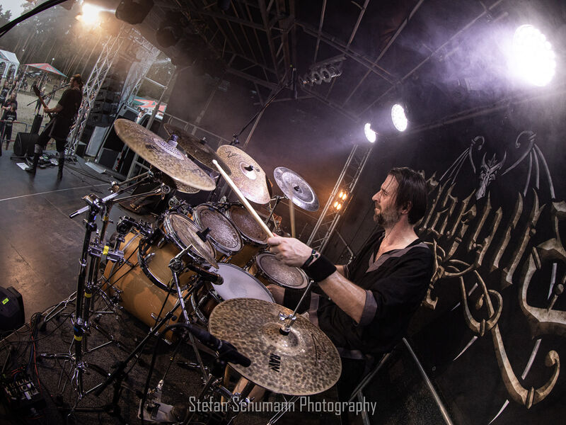 Blakylle Schlagzeuger Alex live auf dem Godless Mountain Festival (Photo by Stefan Schuhmann Photography) Alex, Schlagzeuger der Pagan Black Metal Band Blakylle. Live auf dem Godless Mountain Festival (Photo by Stefan Schuhmann Photography)