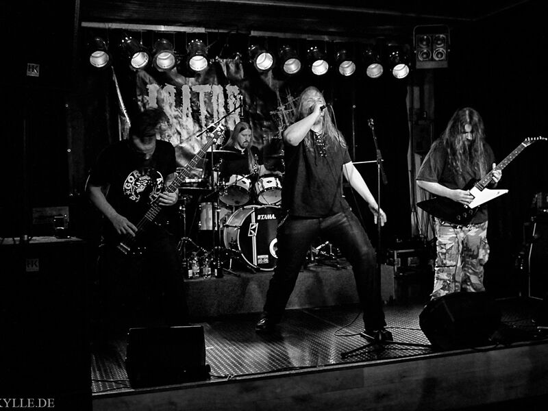 Live im JUZ Leer (v.l.n.r. Frank, Mumme, Flo, Sandro) Die Pagan Black Metal Band Blakylle live im JUZ Leer