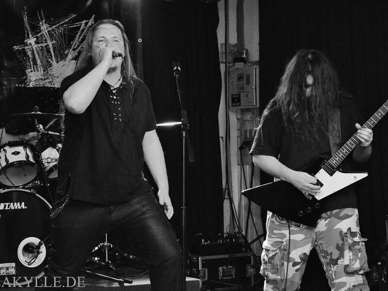 Live im JUZ Leer (v.l.n.r. Flo, Sandro) Sänger Flo und Gitarrist Sandro der Pagan Black Metal Band Blakylle live im JUZ Leer