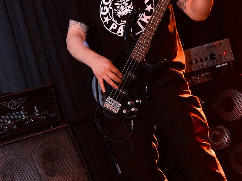 Live im JUZ Leer (Frank) Bassist Frank der Pagan Black Metal Band Blakylle live im JUZ Leer