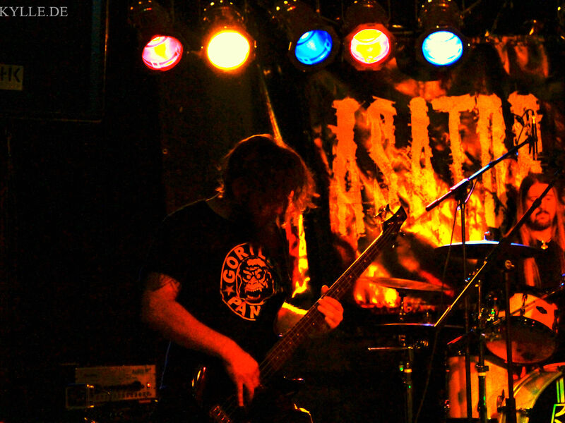 Live im JUZ Leer (v.l.n.r. Frank, Mumme) Bassist Frank und Drummer Mumme der Pagan Black Metal Band Blakylle live im JUZ Leer