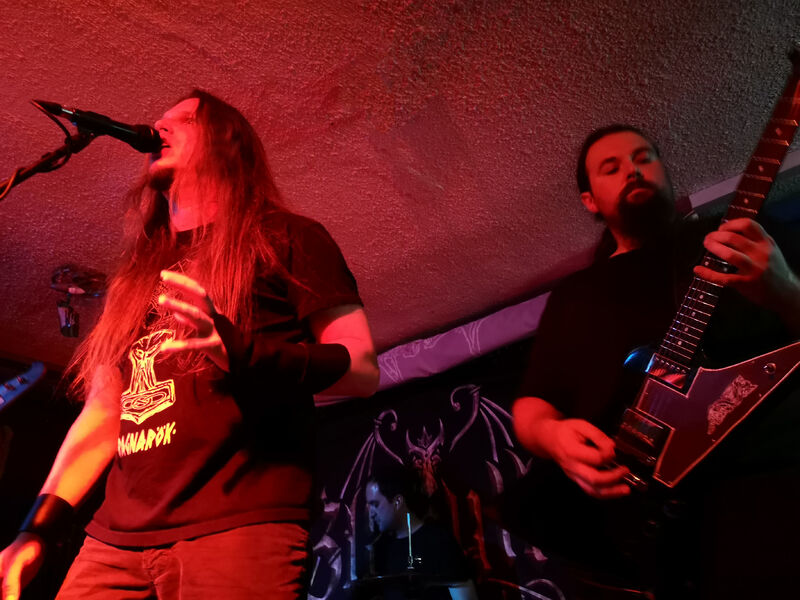 Live im JUZ Alt-Anspach (Adian, Sandro) Adrian, Sänger der Pagan Black Metal Band Blakylle und Gitarrist Sandro live im JUZ Alt-Anspach