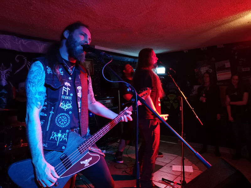 Live im JUZ Alt-Anspach (Albert, Sandro, Adrian) Adrian, Sänger der Pagan Black Metal Band Blakylle und Bassist Adrian live im JUZ Alt-Anspach